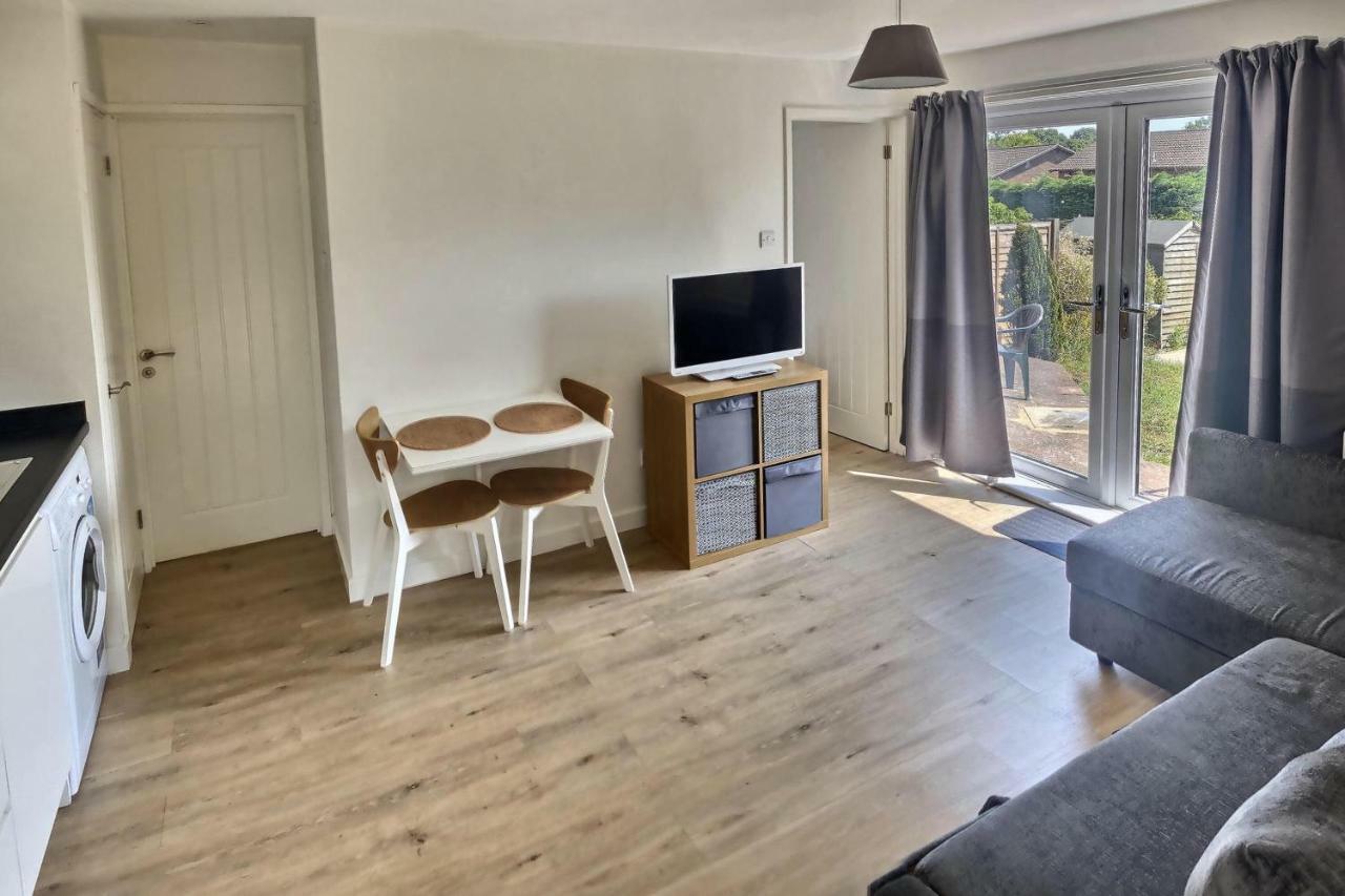 Home-From-Home - Self Catering Garden Apartment, Waterlooville Kültér fotó