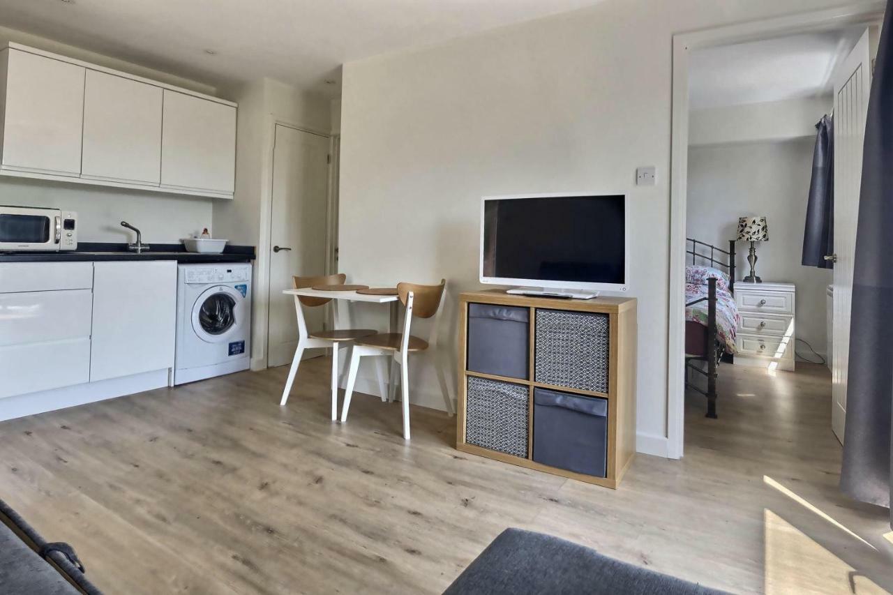 Home-From-Home - Self Catering Garden Apartment, Waterlooville Kültér fotó